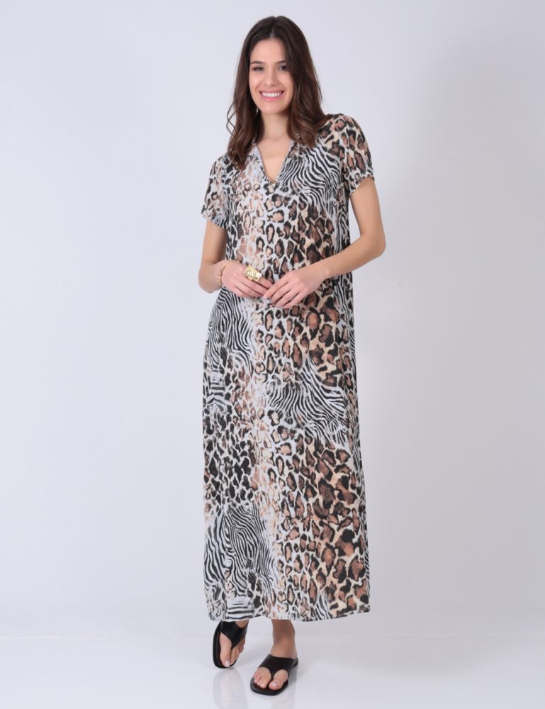 Animal print maxi dress with short sleeves – a stylish and comfy summer outfit.
